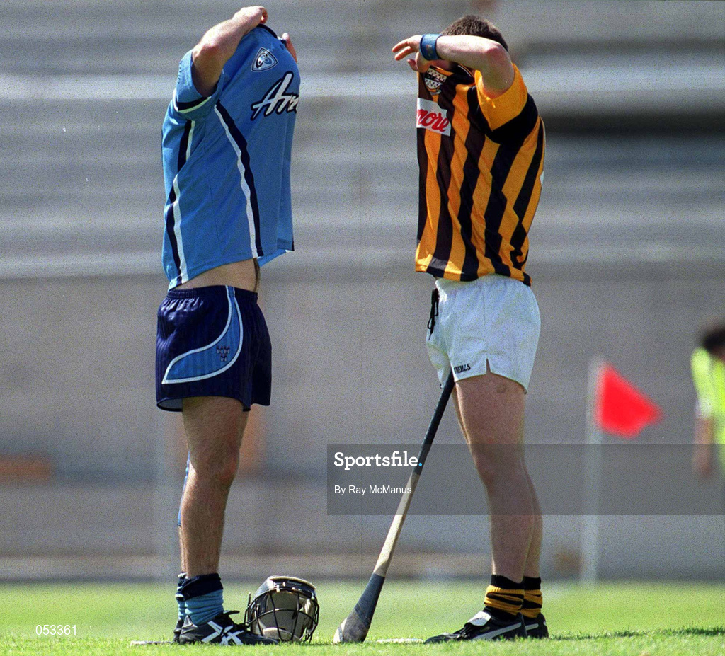 18 June 2000; Michael Kavanagh of Kilkenny and David Sweeney of Dublin swap jerseys following the Bank of Ireland Leinster Senior Hurling Championship Semi-Final match between Kilkenny and Dublin at Croke Park in Dublin. Photo by Ray McManus/Sportsfile