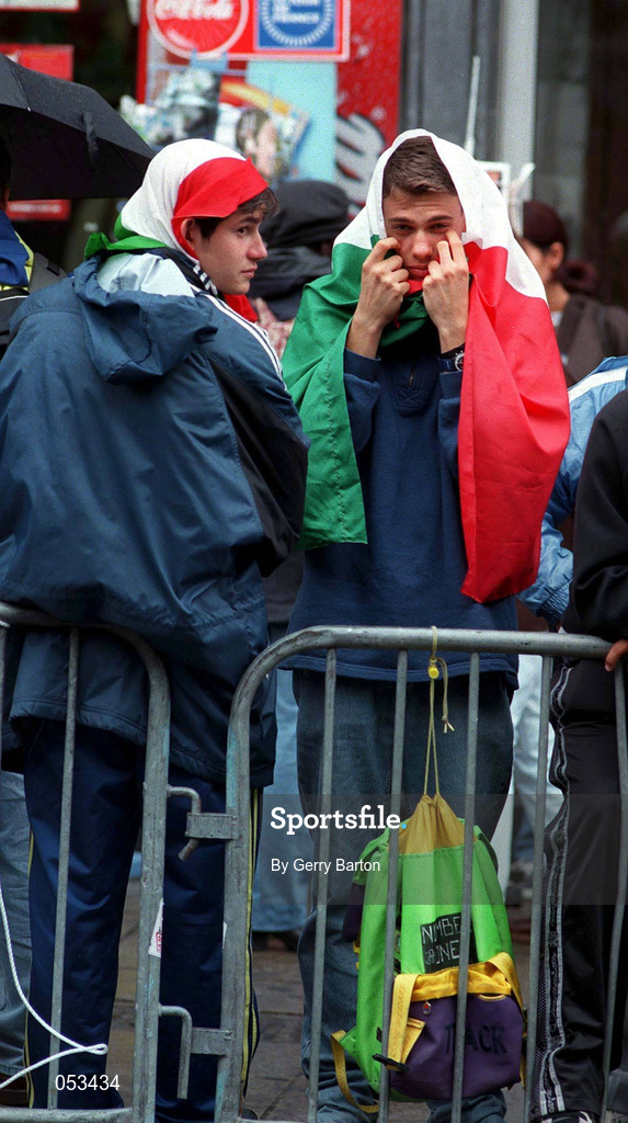 11 July 1998; Two Italian fans use their flags to keep dry at the start of the Prologue of the 1998 Tour de France in Dublin. Photo by Gerry Barton/Sportsfile
