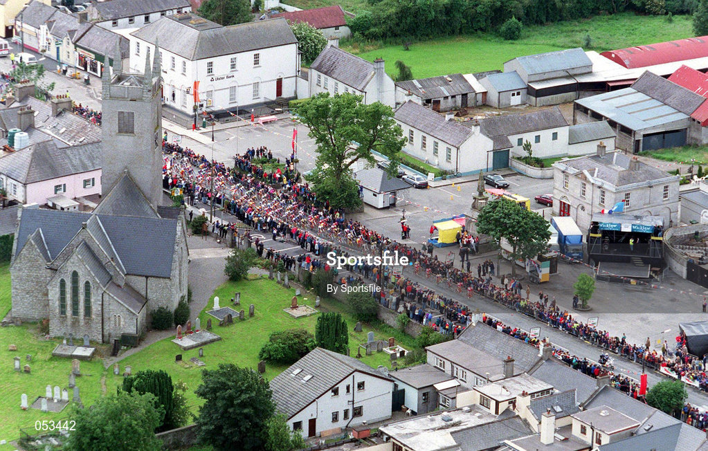 12 July 1998; The Peloton makes its way through Wicklow during the 1998 Tour De France - Stage 1 in Wicklow. Photo by Pool via Sportsfile
