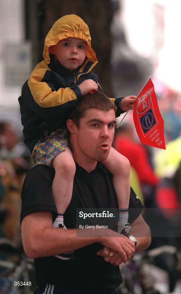 11 July 1998; Kieran O'Brien, aged three and a half, and his father Gary watch on the Prologue of the 1998 Tour de France on Pearse Street in Dublin. Photo by Gerry Barton/Sportsfile