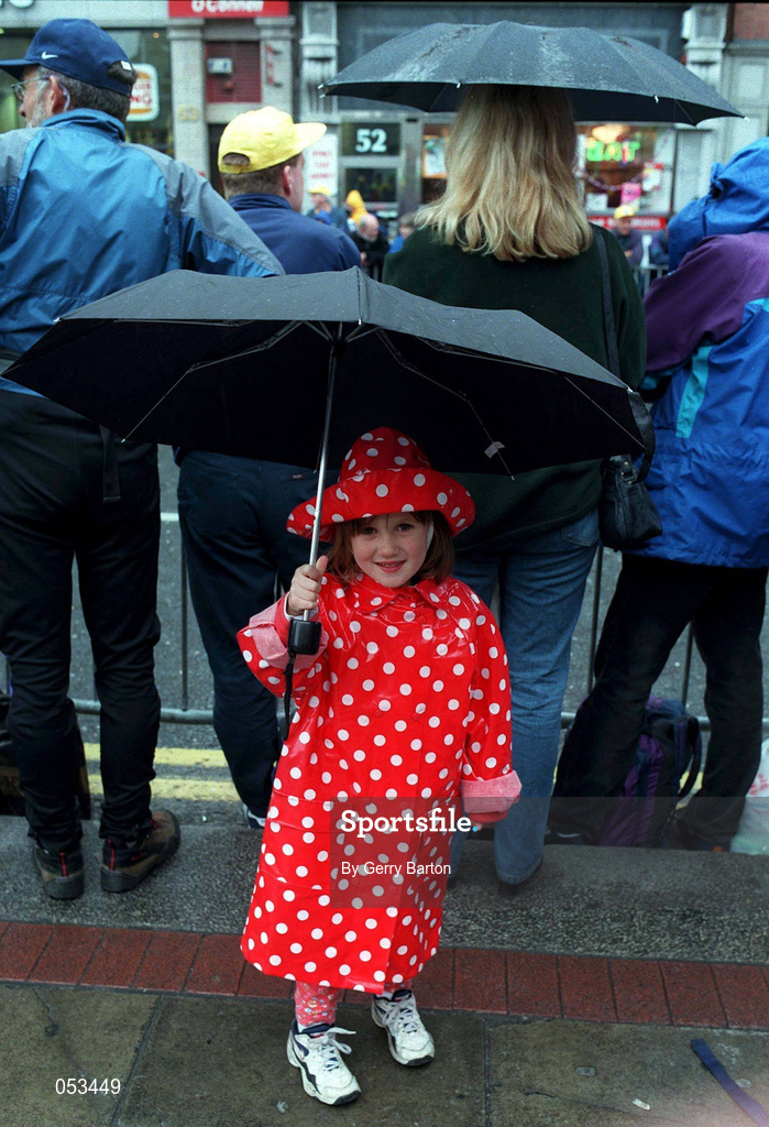 11 July 1998; Annabel Parkinson, aged 4, awaits the start of the Prologue of the 1998 Tour de France in Dublin. Photo by Gerry Barton/Sportsfile