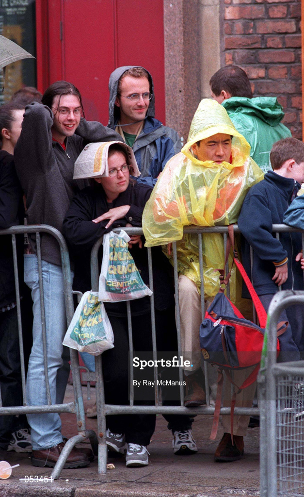 11 July 1998; Spectators try to keep dry as they watch the Prologue of the 1998 Tour de France on Grafton Street in Dublin. Photo by Gerry Barton/Sportsfile