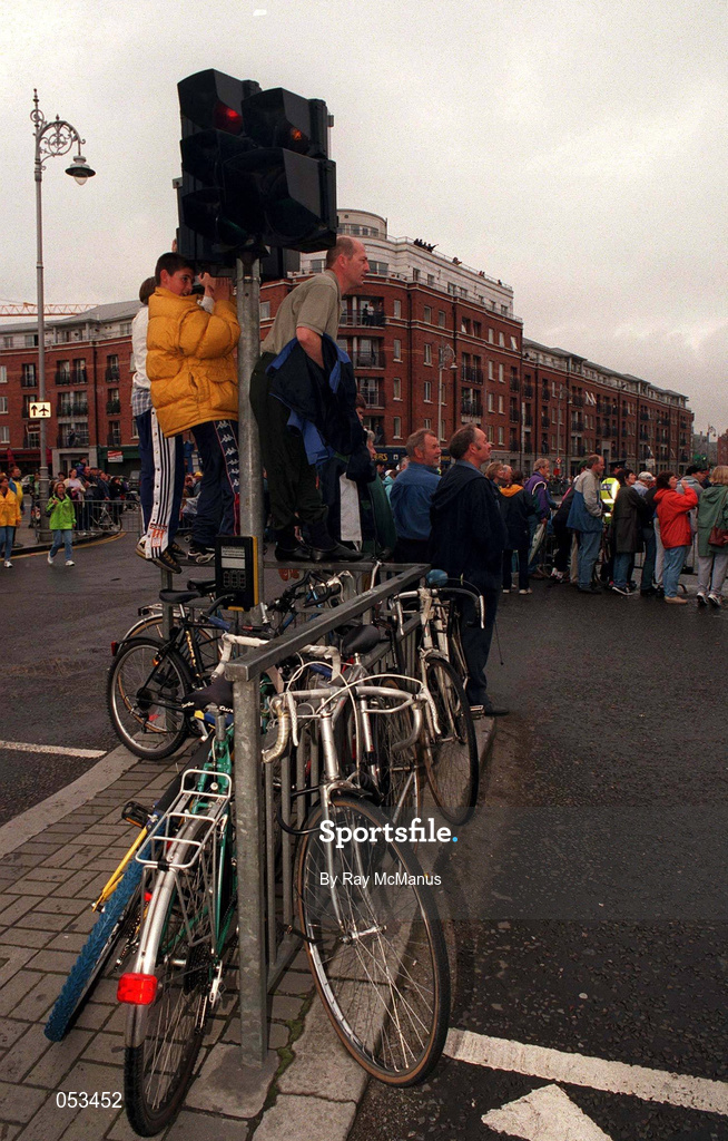 11 July 1998; Spectators watch on during the Prologue of the 1998 Tour de France on Patrick's Street in Dublin. Photo by Ray McManus/Sportsfile
