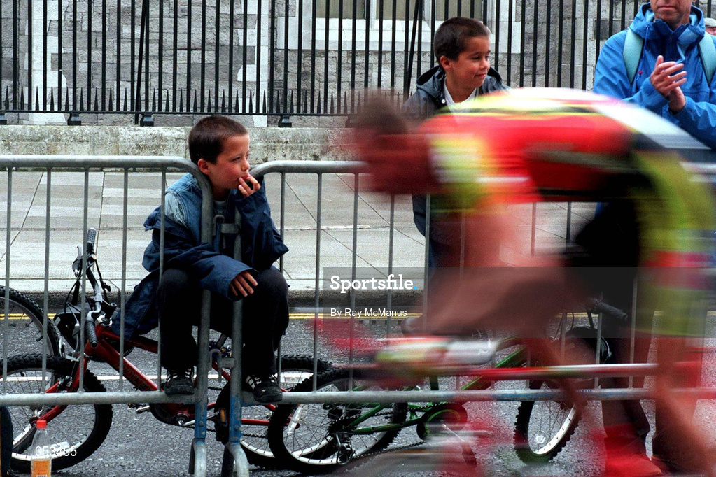 11 July 1998;  A young fan watches on a rides compete in the Prologue of the 1998 Tour de France in Dublin. Photo by Ray McManus/Sportsfile.