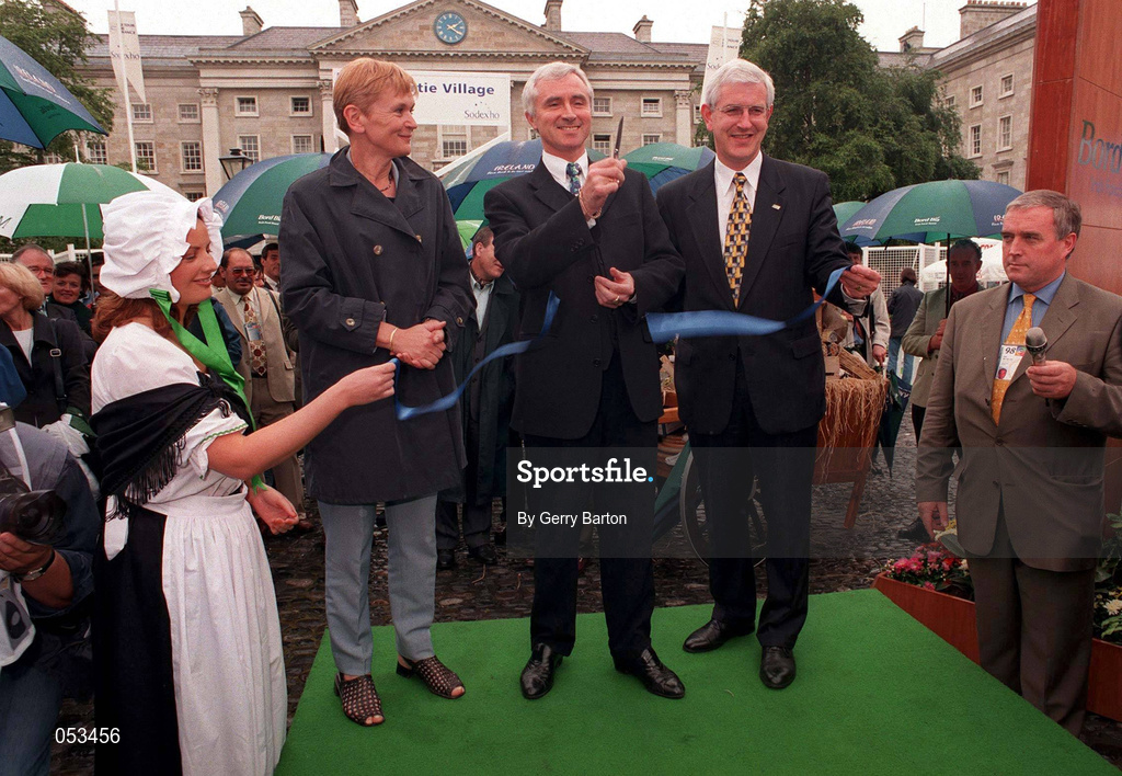 11 July 1998; The Minister for Tourism, Sport and Recreation Jim McDaid TD officially opened the Tour de France centre piece, the Village Depart, in Trinity College Dublin, watched by, from left, Madam Buffet, the French Minister for Sport, Michael Duffy, Chief Executive Bord Bia, with Pat McQuaid, Race Organiser, ahead of the Prologue of the 1998 Tour de France in Dublin. Photo by Brendan Moran/Sportsfile . Photo by Gerry Barton/Sportsfile
