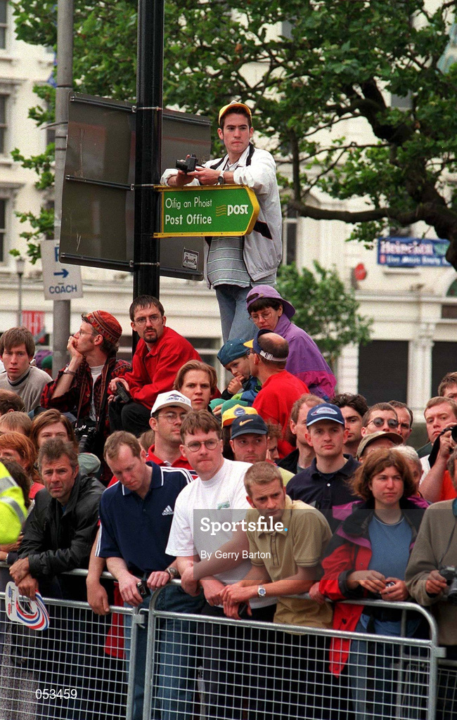 12 July 1998; Spectators watch on at the start of the 1998 Tour de France - Stage 1 on O'Connell Street in Dublin. Photo by Gerry Barton/Sportsfile