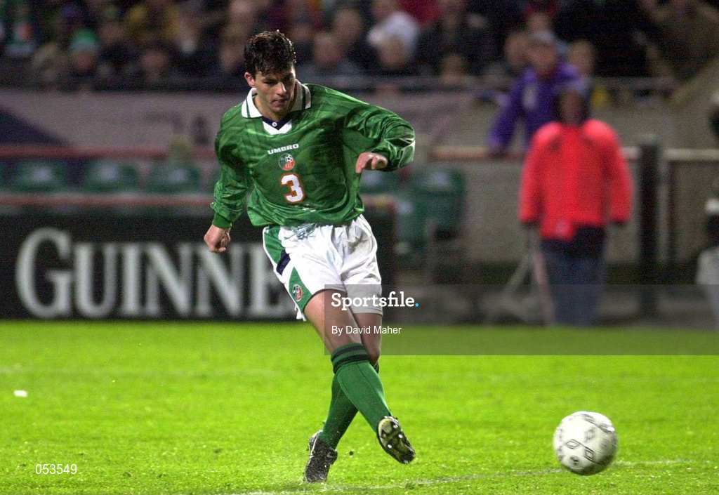 23 February 2000; Ian Harte of Republic of Ireland shoots to score his side's first goal during the International Friendly match between Republic of Ireland and Czech Republic at Lansdowne Road in Dublin. Photo by David Maher/Sportsfile
