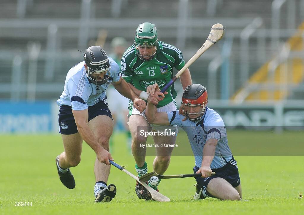 26 July 2009; Andrew O'Shaughnessy, Limerick, in action against Stephen Hiney, left, and Niall Corcoran, Dublin. GAA All-Ireland Senior Hurling Championship Quarter-Final, Dublin v Limerick, Semple Stadium, Thurles, Co. Tipperary. Picture credit: Diarmuid Greene / SPORTSFILE
