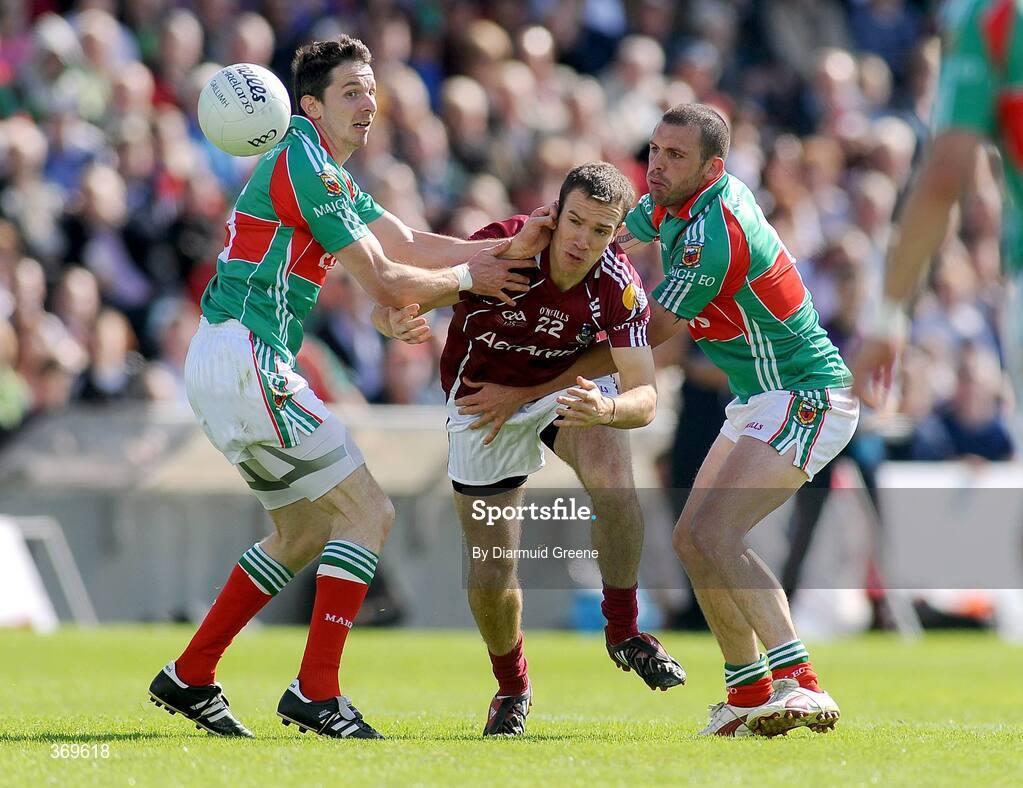 19 July 2009; Cormac Bane, Galway, in action against Peadar Gardiner, left, and Trevor Mortimer, Mayo. GAA Football Connacht Senior Championship Final, Galway v Mayo, Pearse Stadium, Salthill, Galway. Picture credit: Diarmuid Greene / SPORTSFILE