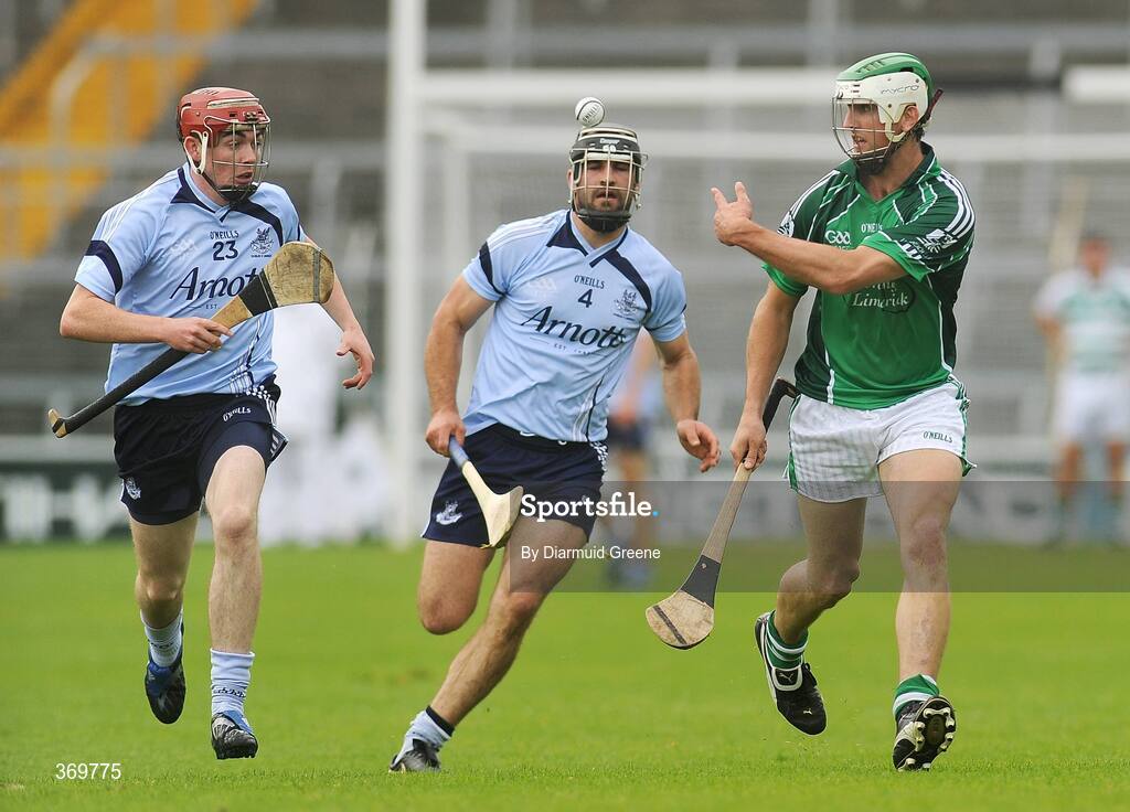 26 July 2009; James O'Brien, Limerick, in action against Stephen Hiney and Simon Lambert, left, Dublin. GAA All-Ireland Senior Hurling Championship Quarter-Final, Dublin v Limerick, Semple Stadium, Thurles, Co. Tipperary. Picture credit: Diarmuid Greene / SPORTSFILEb
