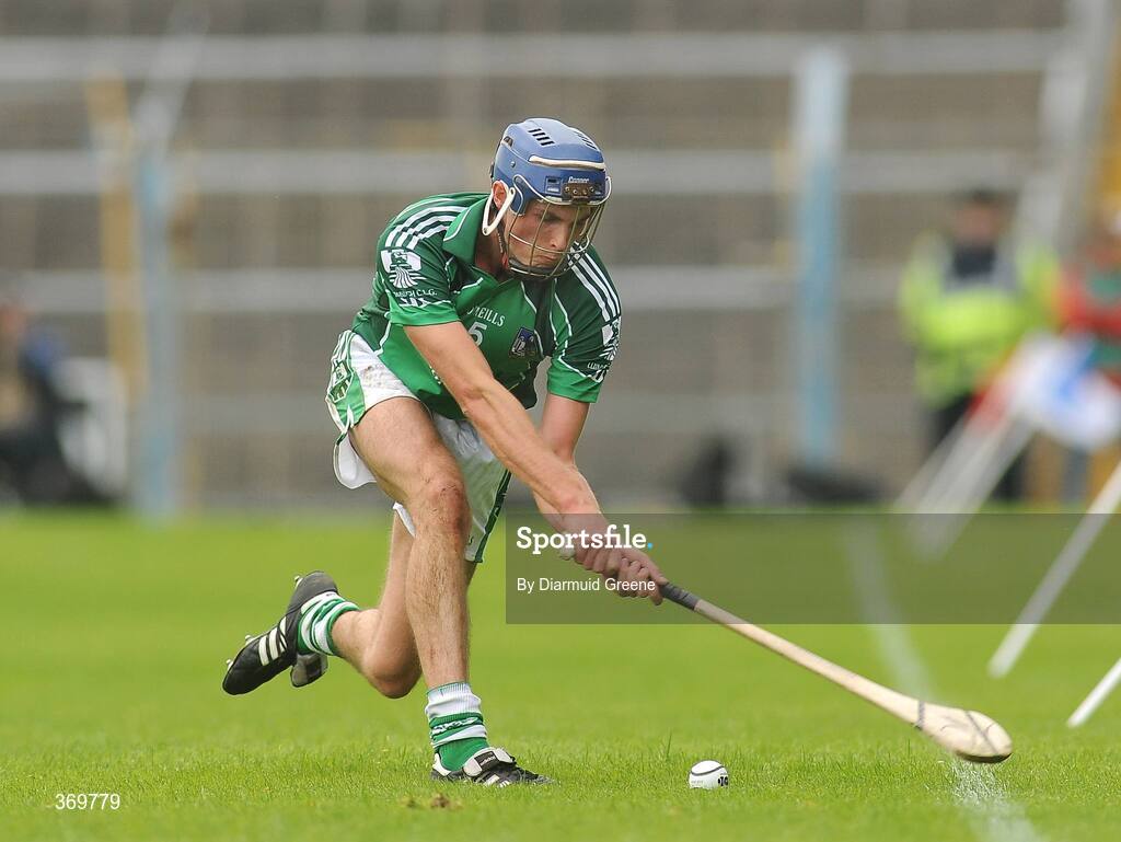 26 July 2009; Gavin O'Mahony, Limerick, scores a point from a sideline cut. GAA All-Ireland Senior Hurling Championship Quarter-Final, Dublin v Limerick, Semple Stadium, Thurles, Co. Tipperary. Picture credit: Diarmuid Greene / SPORTSFILE
