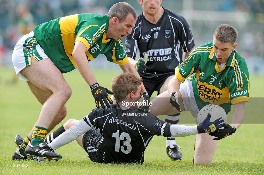 18 July 2009; David Kelly, Sligo, in action against Marc O Se, 2, and Michael McCarthy, Kerry. GAA All-Ireland Senior Football Championship Qualifier, Round 3, Kerry v Sligo, Austin Stack Park, Tralee, Co. Kerry. Picture credit: Matt Browne / SPORTSFILE