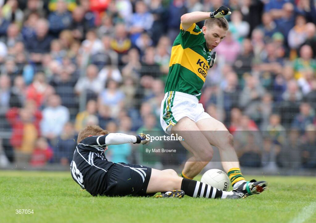 18 July 2009; Sligo's David Kelly scores the first goal of the game despite past the tackle of Kerry's Marc O Se. GAA All-Ireland Senior Football Championship Qualifier, Round 3, Kerry v Sligo, Austin Stack Park, Tralee, Co. Kerry. Picture credit: Matt Browne / SPORTSFILE