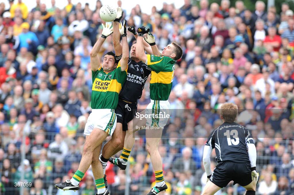 18 July 2009; Aidan O'Mahony, left, and Marc O Se, Kerry, in action against Eamon O'Hara, Sligo. GAA All-Ireland Senior Football Championship Qualifier, Round 3, Kerry v Sligo, Austin Stack Park, Tralee, Co. Kerry. Picture credit: Matt Browne / SPORTSFILE