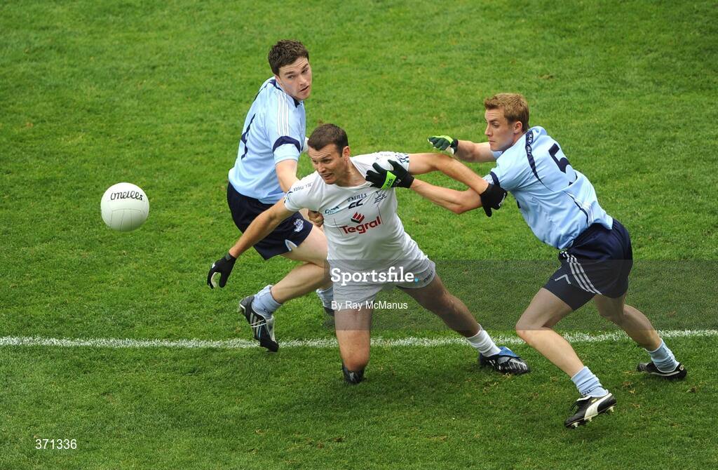 12 July 2009; Ken Donnelly, Kildare, in action against Paddy Andrews, left, and Paul Griffin, Kildare. GAA Football Leinster Senior Championship Final, Dublin v Kildare, Croke Park, Dublin. Picture credit: Ray McManus / SPORTSFILE