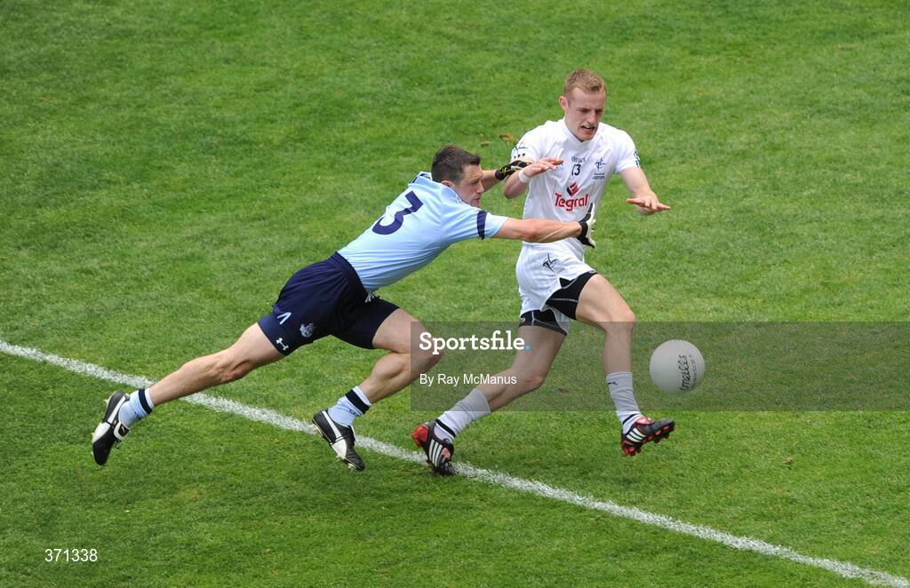 12 July 2009; Alan Smith, Kildare, in action against Denis Bastick, Dublin. GAA Football Leinster Senior Championship Final, Dublin v Kildare, Croke Park, Dublin. Picture credit: Ray McManus / SPORTSFILE