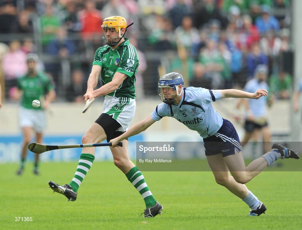 26 July 2009; David Breen, Limerick, in action against Maurice O'Brien, Dublin. GAA All-Ireland Senior Hurling Championship Quarter-Final, Dublin v Limerick, Semple Stadium, Thurles, Co. Tipperary. Picture credit: Ray McManus / SPORTSFILE