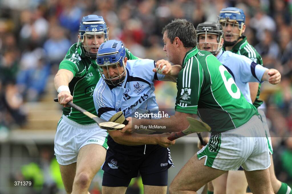 26 July 2009; David Treacy, Dublin, in action against Gavin O'Mahony, left, and Brian Geary, Limerick. GAA All-Ireland Senior Hurling Championship Quarter-Final, Dublin v Limerick, Semple Stadium, Thurles, Co. Tipperary. Picture credit: Ray McManus / SPORTSFILE