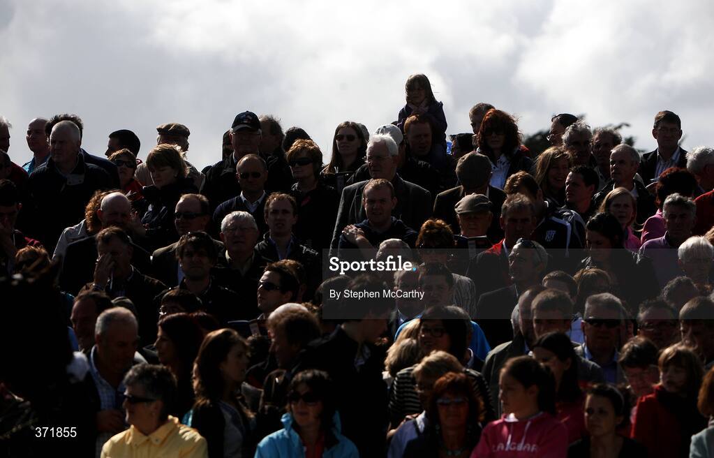 27 July 2009; A general view of spectators watch on at the parade ring. Galway Racing Festival, Ballybrit, Galway. Picture credit: Stephen McCarthy / SPORTSFILE
