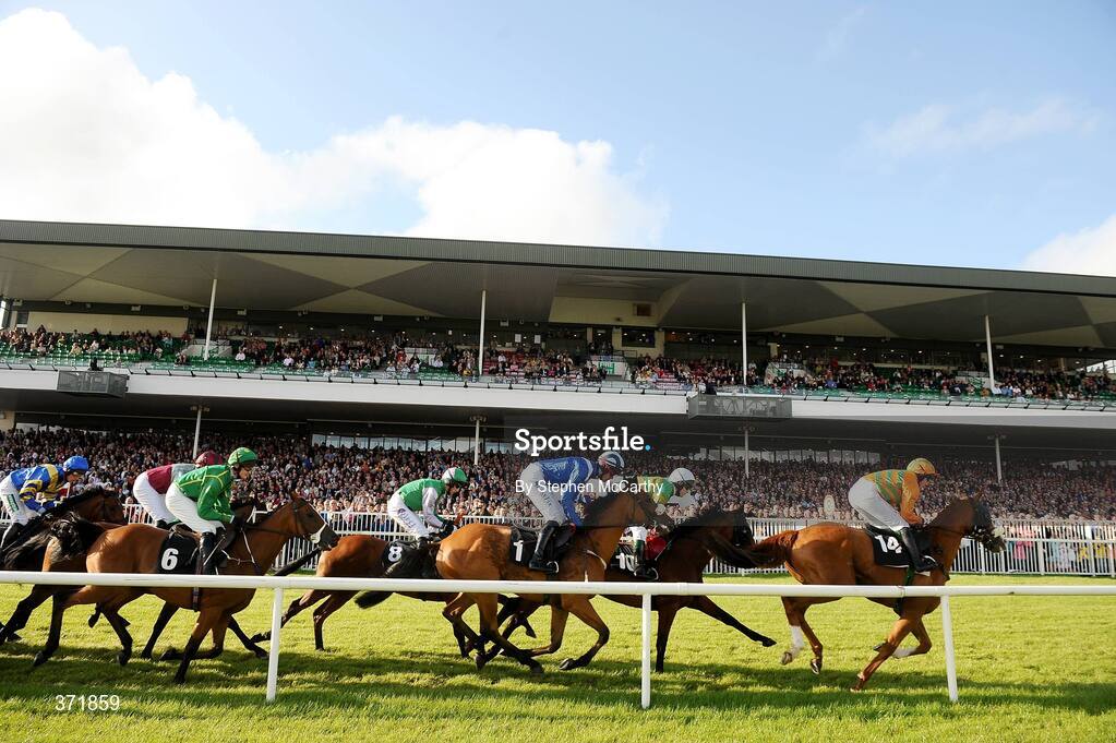 27 July 2009; A general view of the runners and riders during the Carlton.ie/Galwaycity Handicap. Galway Racing Festival, Ballybrit, Galway. Picture credit: Stephen McCarthy / SPORTSFILE