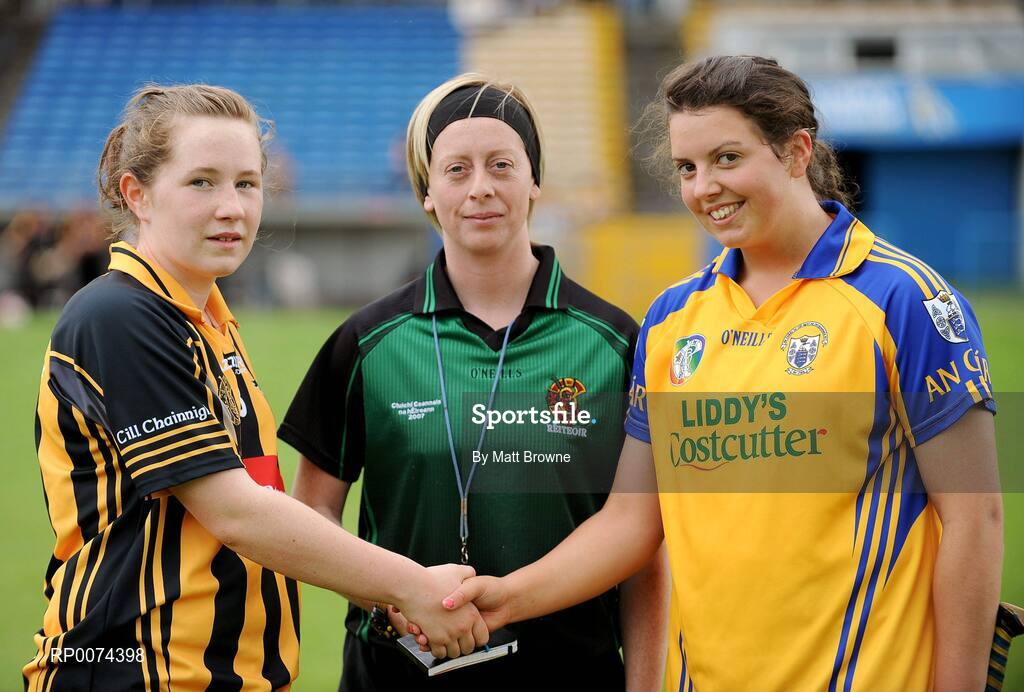 8 August 2009; Referee, Julie O'Neill with Alison Walsh, Kilkenny, and Roisin McMahon, Clare. All-Ireland Camogie Minor A Championship Final, Kilkenny v Clare, Semple Stadium, Thurles, Co. Tipperary. Picture credit: Matt Browne / SPORTSFILE