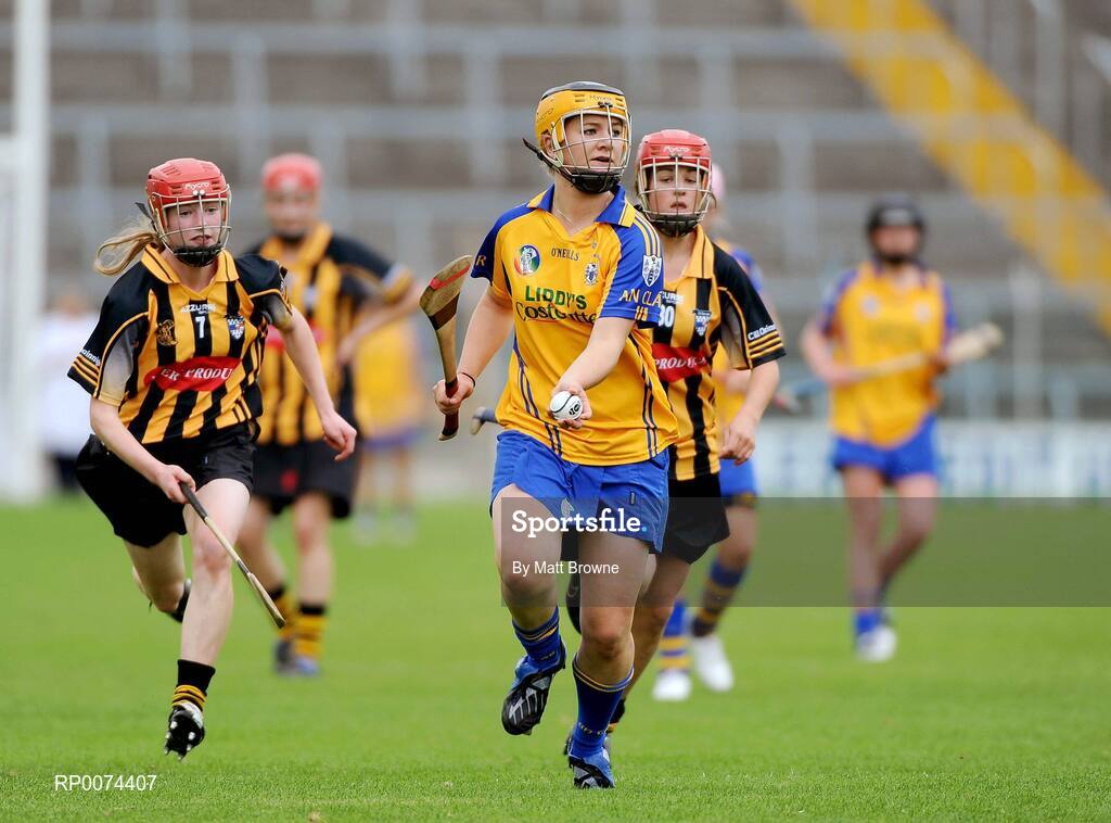 8 August 2009; Susan Fahy, Clare, in action against Maired Butler, 7, and Grace Walsh, Kilkenny. All-Ireland Camogie Minor A Championship Final, Kilkenny v Clare, Semple Stadium, Thurles, Co. Tipperary. Picture credit: Matt Browne / SPORTSFILE