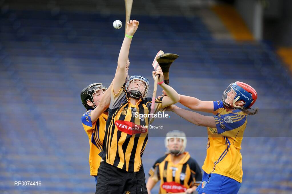 8 August 2009; Aine Curran, Kilkenny, in action against Carol O'Leary and Chloe Morey, right, Clare. All-Ireland Camogie Minor A Championship Final, Kilkenny v Clare, Semple Stadium, Thurles, Co. Tipperary. Picture credit: Matt Browne / SPORTSFILE