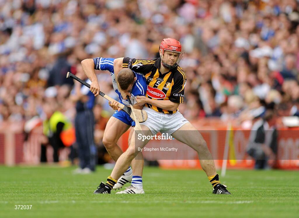 9 August 2009; Tommy Walsh, Kilkenny, and Eoin McGrath, Waterford, tussle off the ball during the early stages of the game. GAA Hurling All-Ireland Senior Championship Semi-Final, Kilkenny v Waterford, Croke Park, Dublin. Picture credit: Stephen McCarthy / SPORTSFILE