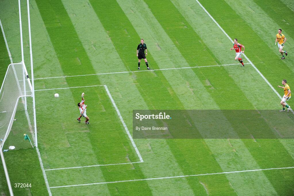 9 August 2009; Meath corner-forward Cian Ward beats Mayo goalkeeper Kenneth O'Malley to score the second Meath goal from the penalty spot. GAA Football All-Ireland Senior Championship Quarter-Final, Meath v Mayo, Croke Park, Dublin. Picture credit: Daire Brennan / SPORTSFILE