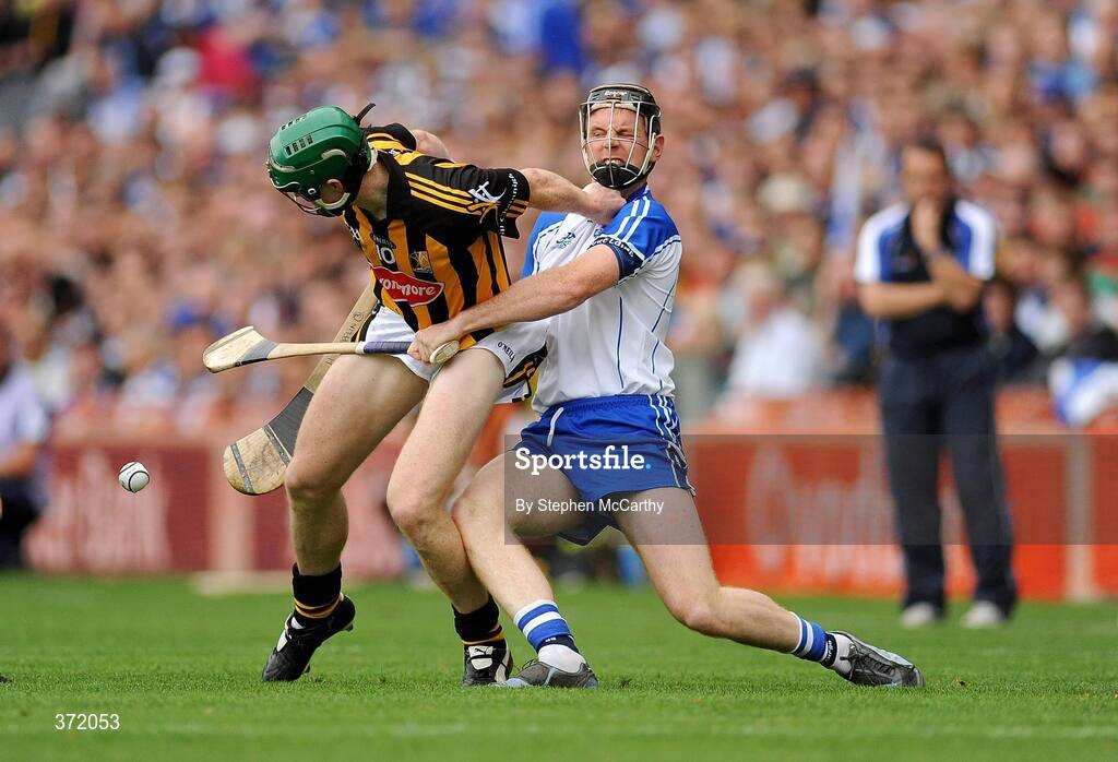9 August 2009; Henry Shefflin, Kilkenny, in action against Kevin Moran, Waterford. GAA Hurling All-Ireland Senior Championship Semi-Final, Kilkenny v Waterford, Croke Park, Dublin. Picture credit: Stephen McCarthy / SPORTSFILE