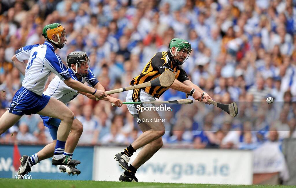 9 August 2009; Eddie Brennan, Kilkenny, beats Aidan Kearney, 3 and Noel Connors, Waterford, to score his side's first goal. GAA Hurling All-Ireland Senior Championship Semi-Final, Kilkenny v Waterford, Croke Park, Dublin. Picture credit: David Maher / SPORTSFILE