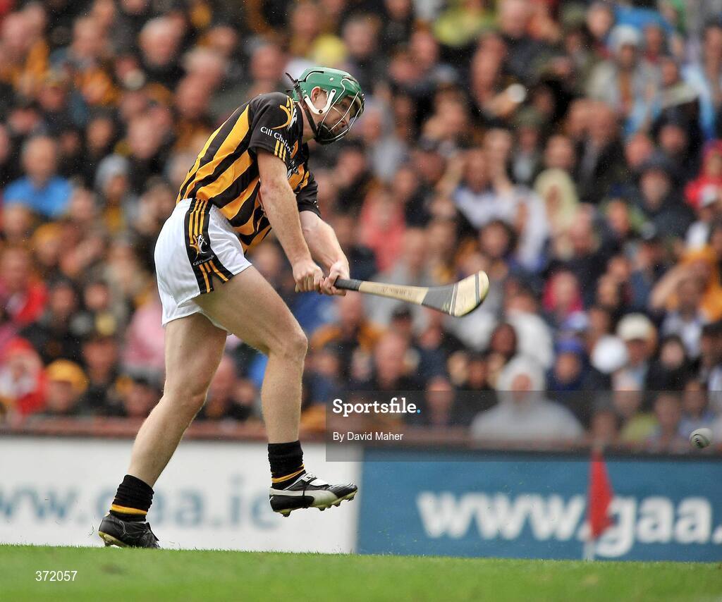 9 August 2009; Henry Shefflin, Kilkenny, scores his side's second goal. GAA Hurling All-Ireland Senior Championship Semi-Final, Kilkenny v Waterford, Croke Park, Dublin. Picture credit: David Maher / SPORTSFILE