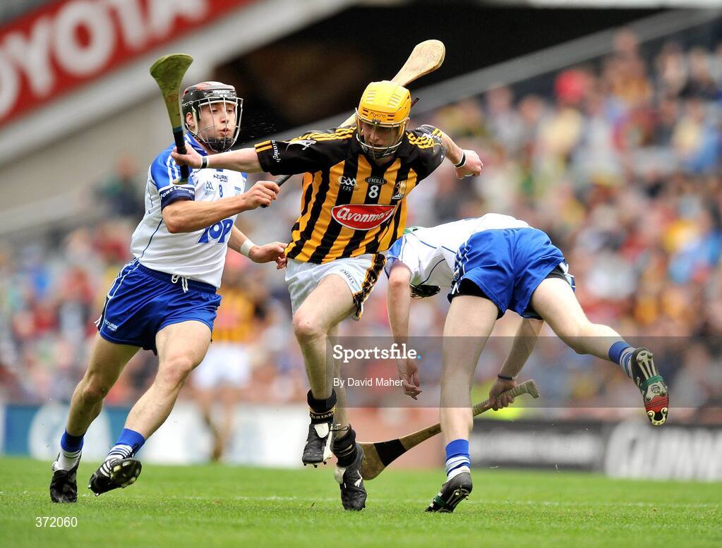 9 August 2009; James Cha Fitzpatrick, Kilkenny, in action against Shane O'Sullivan, left, and Aidan Kearney, Waterford. GAA Hurling All-Ireland Senior Championship Semi-Final, Kilkenny v Waterford, Croke Park, Dublin. Picture credit: David Maher / SPORTSFILE