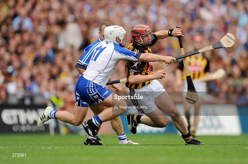 9 August 2009; Eoin Larkin, Kilkenny, in action against Stephen Molumphy, Waterford. GAA Hurling All-Ireland Senior Championship Semi-Final, Kilkenny v Waterford, Croke Park, Dublin. Picture credit: Stephen McCarthy / SPORTSFILE