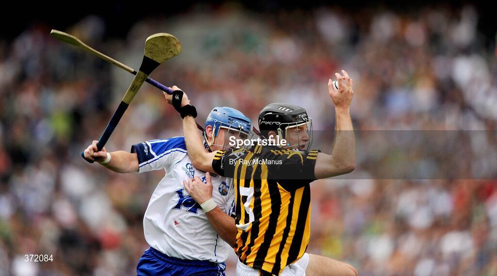 9 August 2009; Kilkenny full-back J.J. Delaney catches the sliothar under pressure from Waterford's Shane Walsh. GAA Hurling All-Ireland Senior Championship Semi-Final, Kilkenny v Waterford, Croke Park, Dublin. Picture credit: Ray McManus / SPORTSFILE