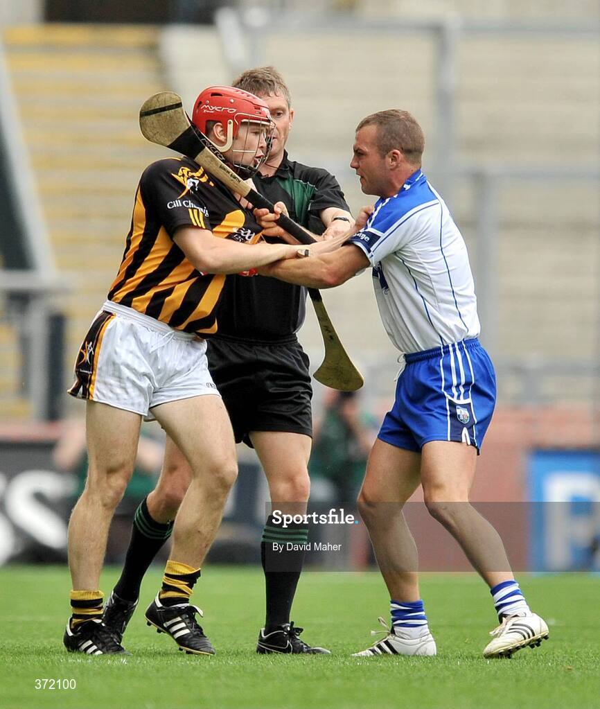 9 August 2009; Referee Barry Kelly steps in between Tommy Walsh, Kilkenny, and Eoin McGrath, Waterford before giving both players a yellow card. GAA Hurling All-Ireland Senior Championship Semi-Final, Kilkenny v Waterford, Croke Park, Dublin. Picture credit: David Maher / SPORTSFILE