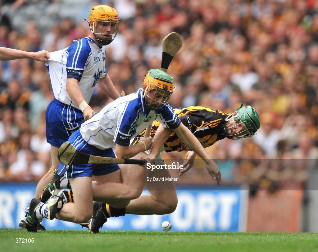 9 August 2009; Henry Shefflin, Kilkenny, in action against Aidan Kearney, Waterford. GAA Hurling All-Ireland Senior Championship Semi-Final, Kilkenny v Waterford, Croke Park, Dublin. Picture credit: David Maher / SPORTSFILE