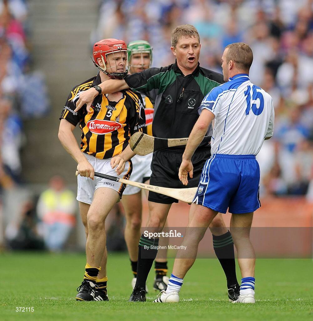9 August 2009; Referee Barry Kelly seperates Tommy Walsh, Kilkenny, and Eoin McGrath, Waterford, before issuing both of them a yellow card in the opening minutes of the game. GAA Hurling All-Ireland Senior Championship Semi-Final, Kilkenny v Waterford, Croke Park, Dublin. Picture credit: Stephen McCarthy / SPORTSFILE