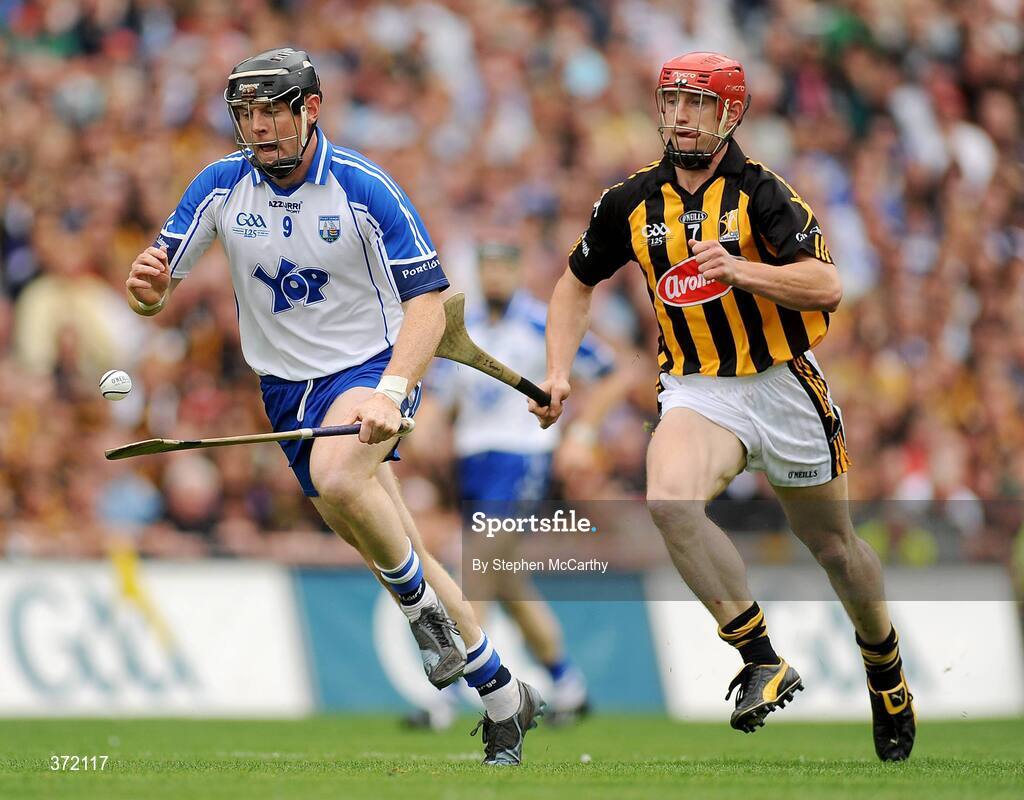 9 August 2009; Kevin Moran, Waterford, in action against John Tennyson, Kilkenny. GAA Hurling All-Ireland Senior Championship Semi-Final, Kilkenny v Waterford, Croke Park, Dublin. Picture credit: Stephen McCarthy / SPORTSFILE