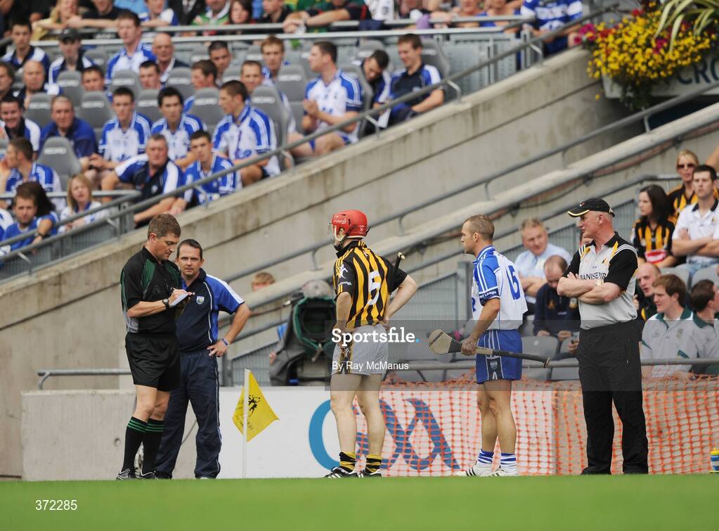 9 August 2009; Referee Barry Kelly, under the watchful eyes of Davy Fitzgerald and Brian Cody, books Kilkenny's Tommy Walsh and Waterford's Eoin McGrath before issuing both with a 'Yellow Card' in the opening minute of the game. GAA Hurling All-Ireland Senior Championship Semi-Final, Kilkenny v Waterford, Croke Park, Dublin. Picture credit: Ray McManus / SPORTSFILE