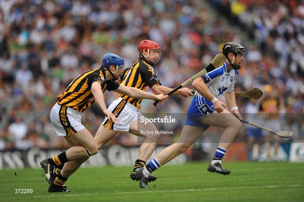 9 August 2009; Kevin Moran, Waterford, in action against John Tennyson and Brian Hogan, left, Kilkenny. GAA Hurling All-Ireland Senior Championship Semi-Final, Kilkenny v Waterford, Croke Park, Dublin. Picture credit: Ray McManus / SPORTSFILE