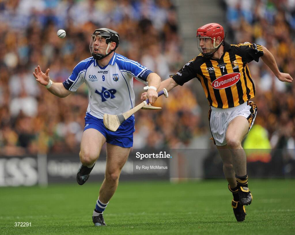 9 August 2009; Kevin Moran, Waterford, in action against John Tennyson, Kilkenny. GAA Hurling All-Ireland Senior Championship Semi-Final, Kilkenny v Waterford, Croke Park, Dublin. Picture credit: Ray McManus / SPORTSFILE