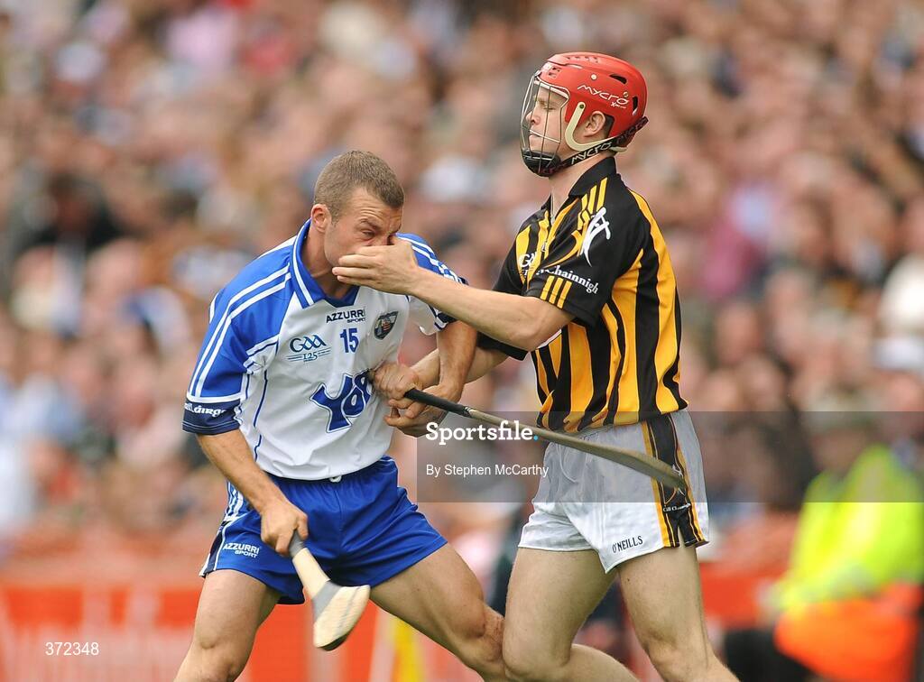 9 August 2009; Tommy Walsh, Kilkenny, and Eoin McGrath, Waterford, tussle off the ball during the early stages of the game. GAA Hurling All-Ireland Senior Championship Semi-Final, Kilkenny v Waterford, Croke Park, Dublin. Picture credit: Stephen McCarthy / SPORTSFILE