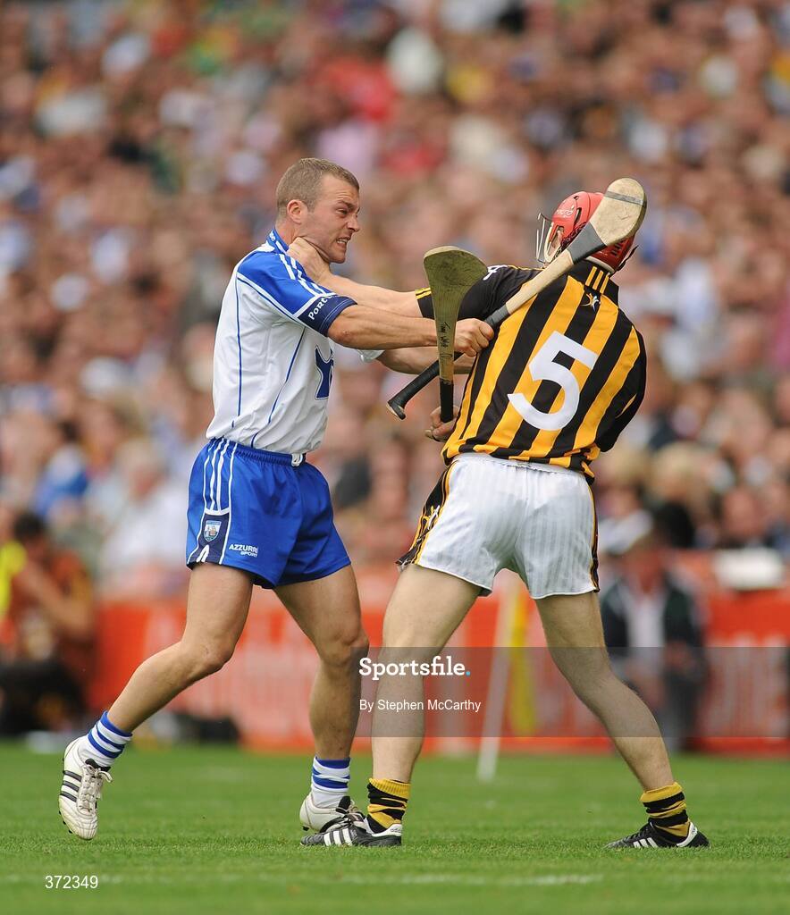 9 August 2009; Tommy Walsh, Kilkenny, and Eoin McGrath, Waterford, tussle off the ball during the early stages of the game. GAA Hurling All-Ireland Senior Championship Semi-Final, Kilkenny v Waterford, Croke Park, Dublin. Picture credit: Stephen McCarthy / SPORTSFILE