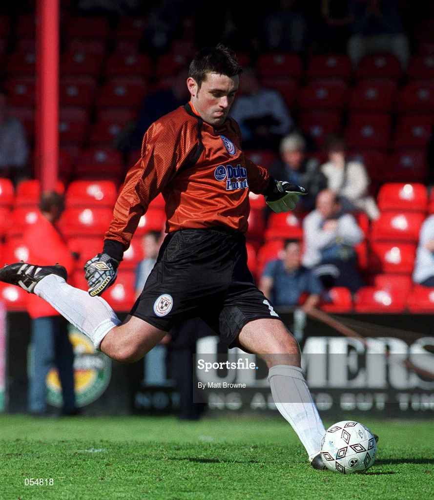 30 April 2000; Shelbourne goalkeeper Steve Williams during the FAI Cup Final match between Shelbourne and Bohemians at Tolka Park in Dublin. Photo by Matt Browne/Sportsfile