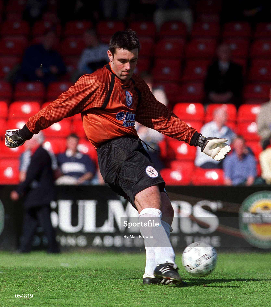 30 April 2000; Shelbourne goalkeeper Steve Williams during the FAI Cup Final match between Shelbourne and Bohemians at Tolka Park in Dublin. Photo by Matt Browne/Sportsfile