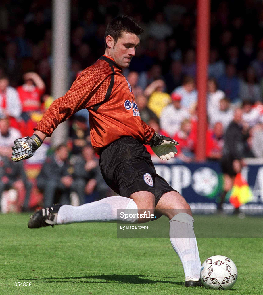 30 April 2000; Shelbourne goalkeeper Steve Williams during the FAI Cup Final match between Shelbourne and Bohemians at Tolka Park in Dublin. Photo by Matt Browne/Sportsfile