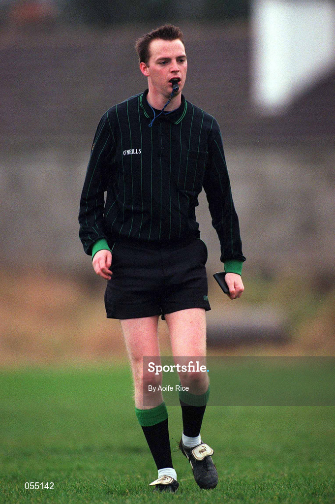 30 January 2000; Referee Eamonn Morris during the Kehoe Cup Quarter-Final match between Meath and Louth at Pairc Naomh Brid in Dundalk, Louth. Photo by Aoife Rice/Sportsfile
