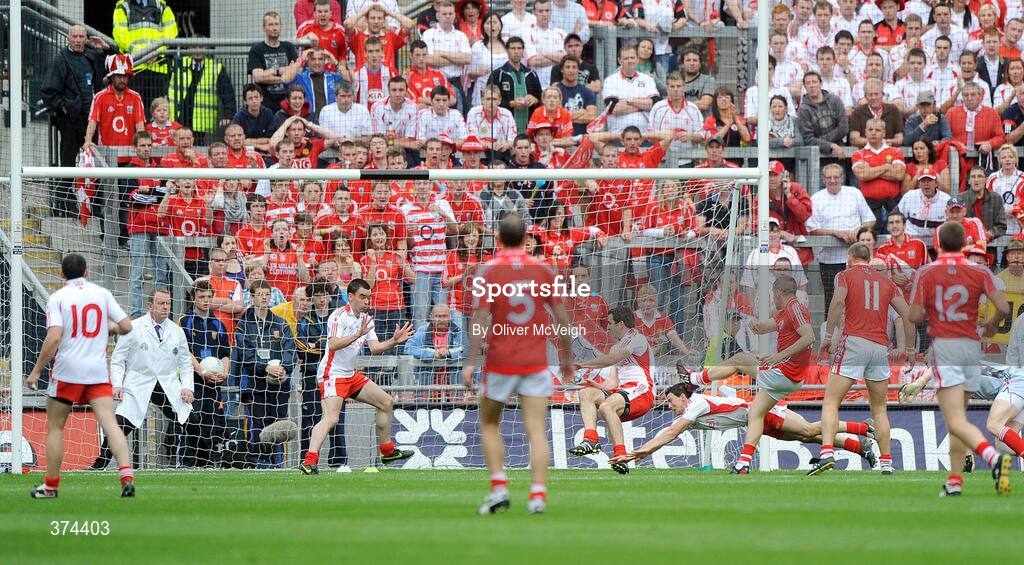23 August 2009; Daniel Goulding, Cork, scores his side's first goal. GAA Football All-Ireland Senior Championship Semi-Final, Tyrone v Cork, Croke Park, Dublin. Picture credit: Oliver McVeigh / SPORTSFILE