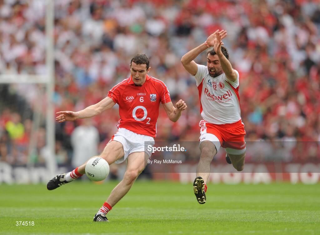23 August 2009; Graham Canty, Cork, in action against Joe McMahon, Tyrone. GAA Football All-Ireland Senior Championship Semi-Final, Tyrone v Cork, Croke Park, Dublin. Picture credit: Ray McManus / SPORTSFILE